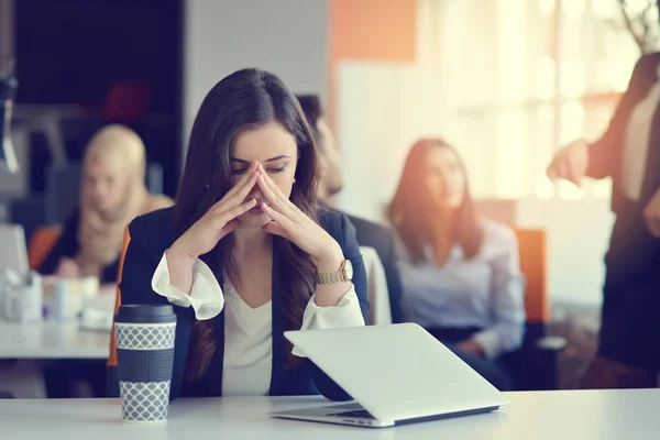 Молода зайнята красива латинська бізнес-леді страждає стресом, що працює на офісному комп'ютері — стокове фото