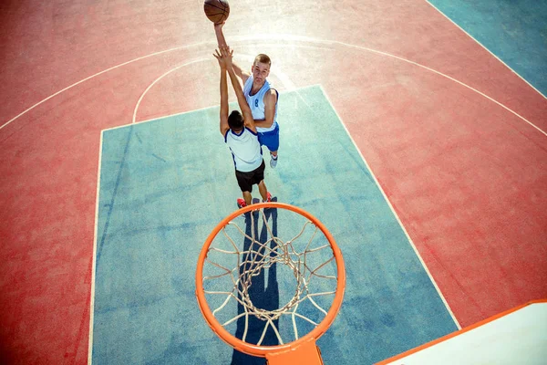 Vista ad alto angolo del giocatore di basket che immerge la pallacanestro nel cerchio — Foto Stock