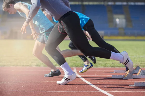 Спортсмены на стартовой линии спринта в легкой атлетике — стоковое фото