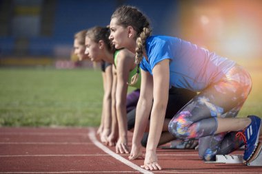 kadın Atletizm üzerinde yarış hazır