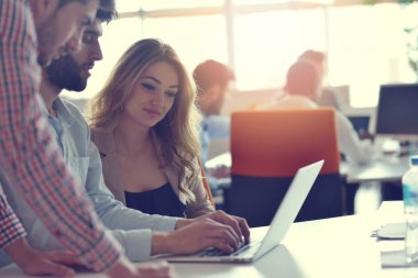 Girişimci iş adamları modern ofiste her gün çalışıyorlar.