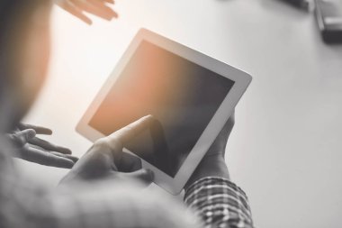 midsection dijital tablet kullanma office iş adamı