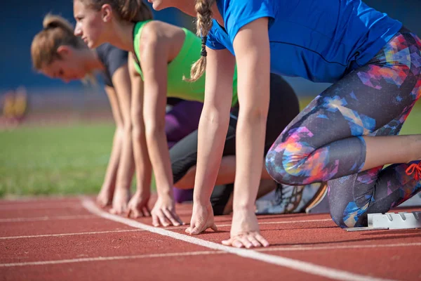 Mujeres listas para correr en pista — Foto de Stock