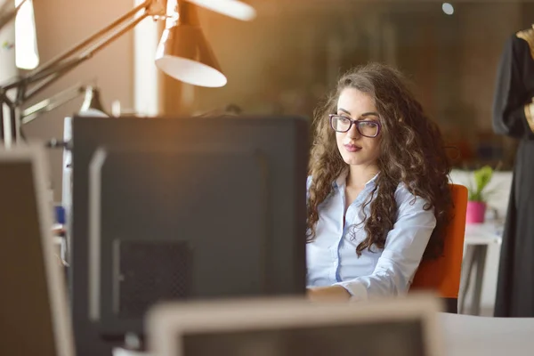 Woman entrepreneur busy with her work in office. — Stock Photo, Image