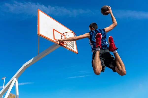 Ung basketspelare på gatan, som att göra slam dunk — Stockfoto