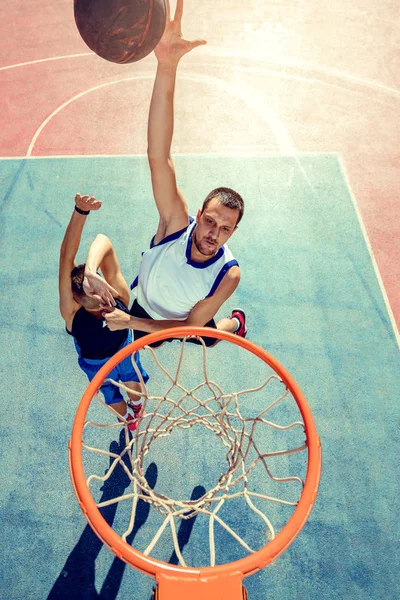 Hohe Blickwinkel von Basketballspieler Dunking Basketball in Reifen — Stockfoto