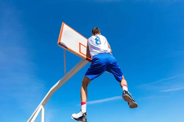 Mladý pouliční basketbalista takže slam dunk — Stock fotografie