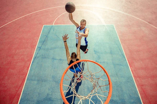 Vysoký úhel pohledu basketbalista ponoření basketbal v koši — Stock fotografie