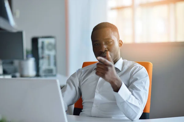 Glücklich aufgeregten Geschäftsmann feiern seinen Erfolg. Sieger, schwarzer Mann im Büro liest auf Laptop — Stockfoto