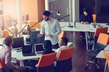 Girişimci iş adamları modern ofiste her gün çalışıyorlar.