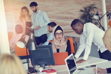 Girişimci iş adamları modern ofiste her gün çalışıyorlar.