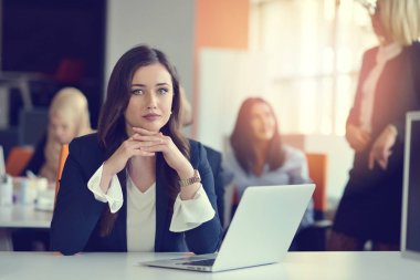 Masasında otururken dizüstü bilgisayar kullanan kadın görüntüsünü.