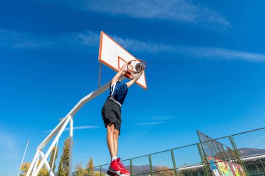 Slam dunk yapma genç sokak basketbolcu