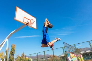 Slam dunk yapma genç sokak basketbolcu