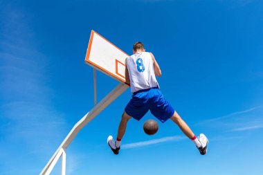 Slam dunk yapma genç sokak basketbolcu