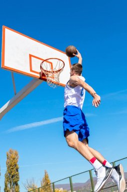 Slam dunk yapma genç sokak basketbolcu