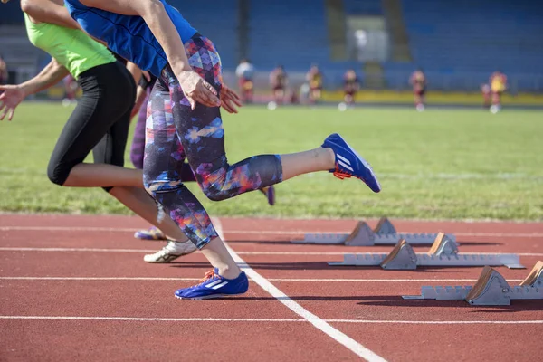 Mujeres listas para correr en pista — Foto de Stock