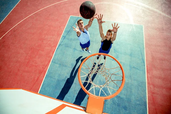 Vista de ángulo alto del jugador de baloncesto que zambulle en el aro — Foto de Stock