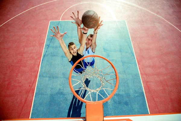 Magas látószögű kilátás kosárlabda játékos zsákolás kosárlabda karika — Stock Fotó