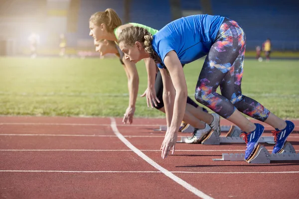 Mujeres listas para correr en pista — Foto de Stock