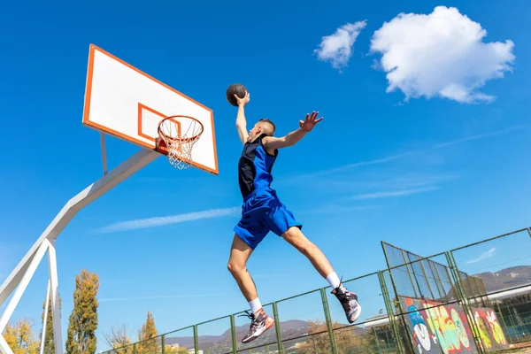 年轻的篮球街球员做灌篮扣篮 — 图库照片