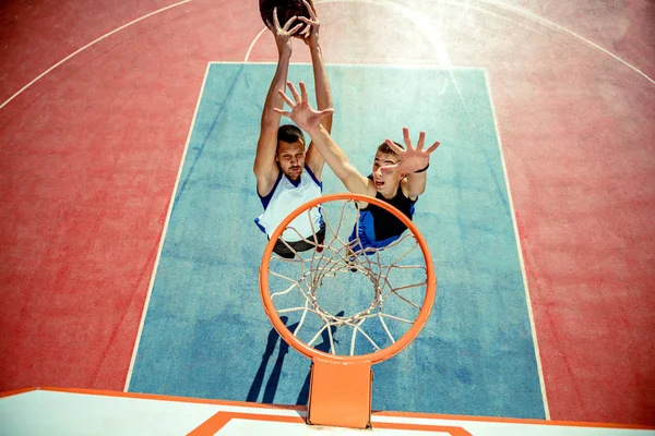 Vysoký úhel pohledu basketbalista ponoření basketbal v koši — Stock fotografie