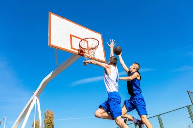 Slam dunk yapma genç sokak basketbolcu