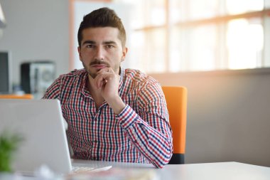 Modern ofis start-up dizüstü bilgisayarda çalışan adam.
