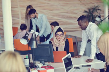 Girişimci iş adamları modern ofiste her gün çalışıyorlar.