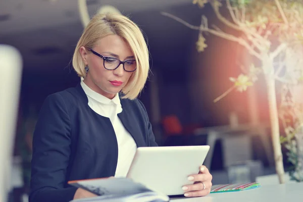 Femme d'affaires au bureau travaillant sur tablette numérique — Photo