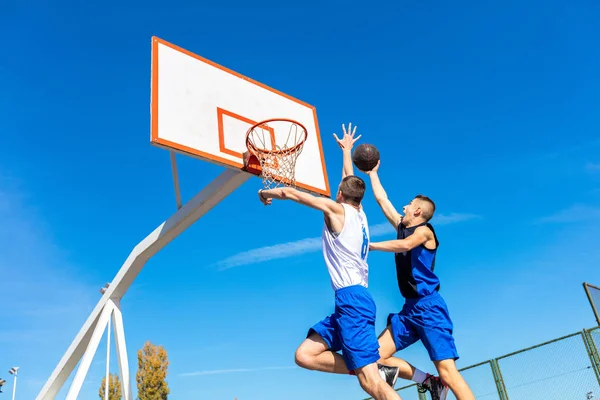 Молодий вулиці баскетболіст робить slam dunk — стокове фото