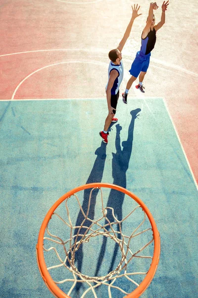 Hoge hoek uitzicht van basketbalspeler dunking basketbal in hoepel — Stockfoto