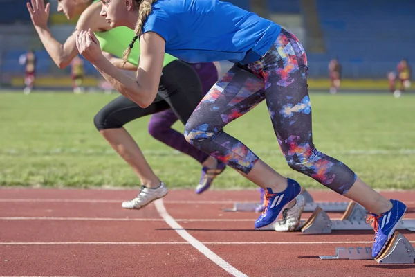 Mujeres listas para correr en pista — Foto de Stock