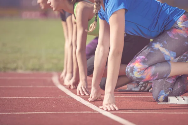 Mulheres prontas para correr no atletismo — Fotografia de Stock