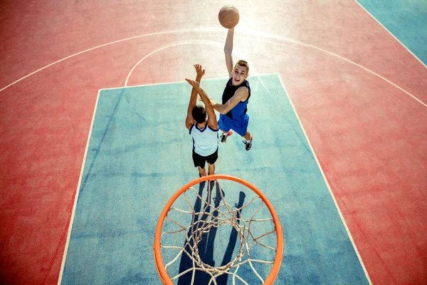 Wysoki kąt widzenia koszykarza zanurzenie koszykówki w obręczy — Zdjęcie stockowe
