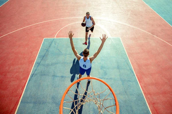 Hög vinkel syn på basketspelare doppning basket i båge — Stockfoto