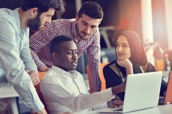 Startup business people grupo de trabajo diario en la oficina moderna — Foto de Stock