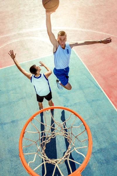 篮球运动员在篮筐中打篮球的高视角 — 图库照片