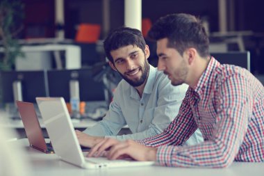 Girişimci iş adamları modern ofiste her gün çalışıyorlar.