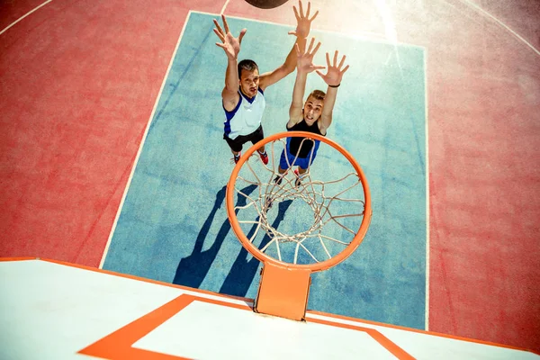 Vysoký úhel pohledu basketbalista ponoření basketbal v koši — Stock fotografie