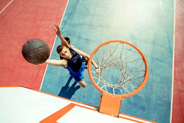 Wysoki kąt widzenia koszykarza zanurzenie koszykówki w obręczy — Zdjęcie stockowe