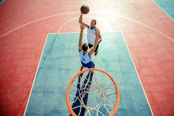 Високий кут зору баскетболіста занурення баскетболу в кільце — стокове фото