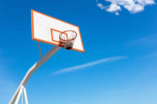 Bliska koszykówki, koszykówki bal w hoop w słoneczny dzień — Zdjęcie stockowe