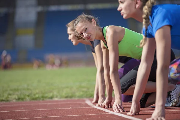 Mulheres prontas para correr no atletismo — Fotografia de Stock