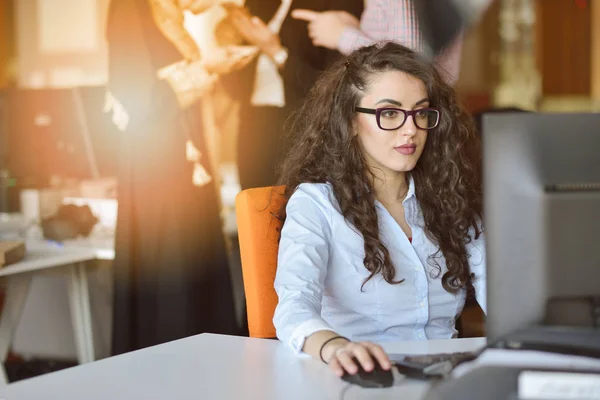 Empresaria ocupada con su trabajo en la oficina . —  Fotos de Stock