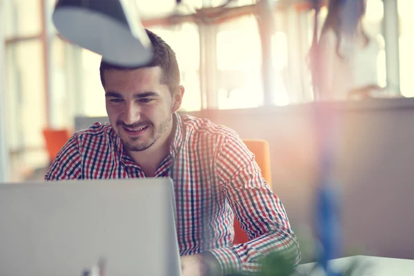 Homem no escritório moderno start-up trabalhando no laptop . — Fotografia de Stock