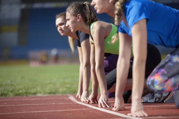 Mujeres listas para correr en pista — Foto de Stock