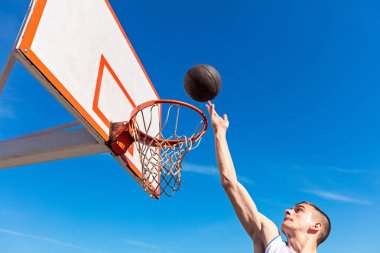 slam dunk. slam dunk yapım genç basketbolcu yan görünüm