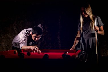 Billiard oyunu oynayan genç Romantik Çift