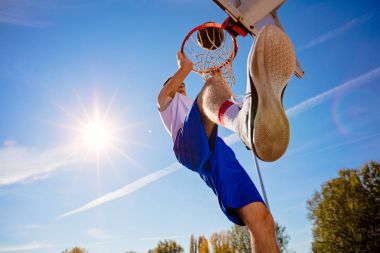 slam dunk. slam dunk yapım genç basketbolcu yan görünüm